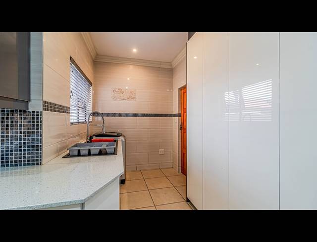 6 BEDROOM HOUSE FOR SALE IN PARKRAND